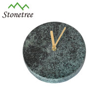 Reloj de pared de piedra decorativa de mármol.